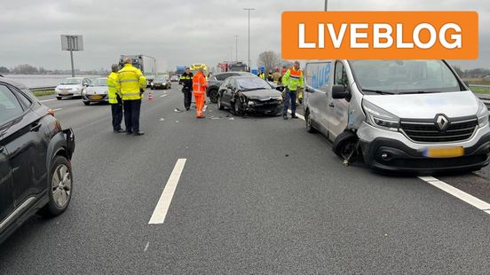 ongeluk met vijf autos • gebouw UWV ontruimd vanwege brand. ongeluk met vijf autos • gebouw UWV ontruimd vanwege brand.