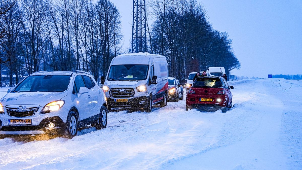 112-nieuws: Sneeuwduinen op de weg bij Stadskanaal • Auto's botsen in Leek