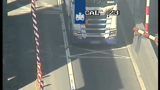 Vrachtwagen rijdt tegen slagboom op Calandbrug Home