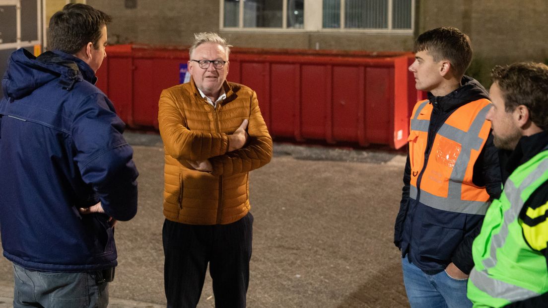 Burgemeester Van de Groep in gesprek met de brandweer.