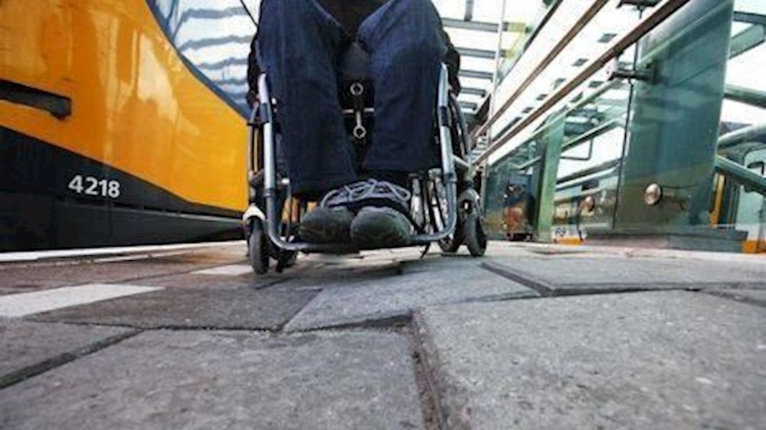 Help rolstoelgebruikers de trein in