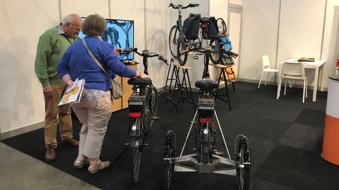 Technische uitvindingen op de beurs om ouderen veiliger te laten fietsen.