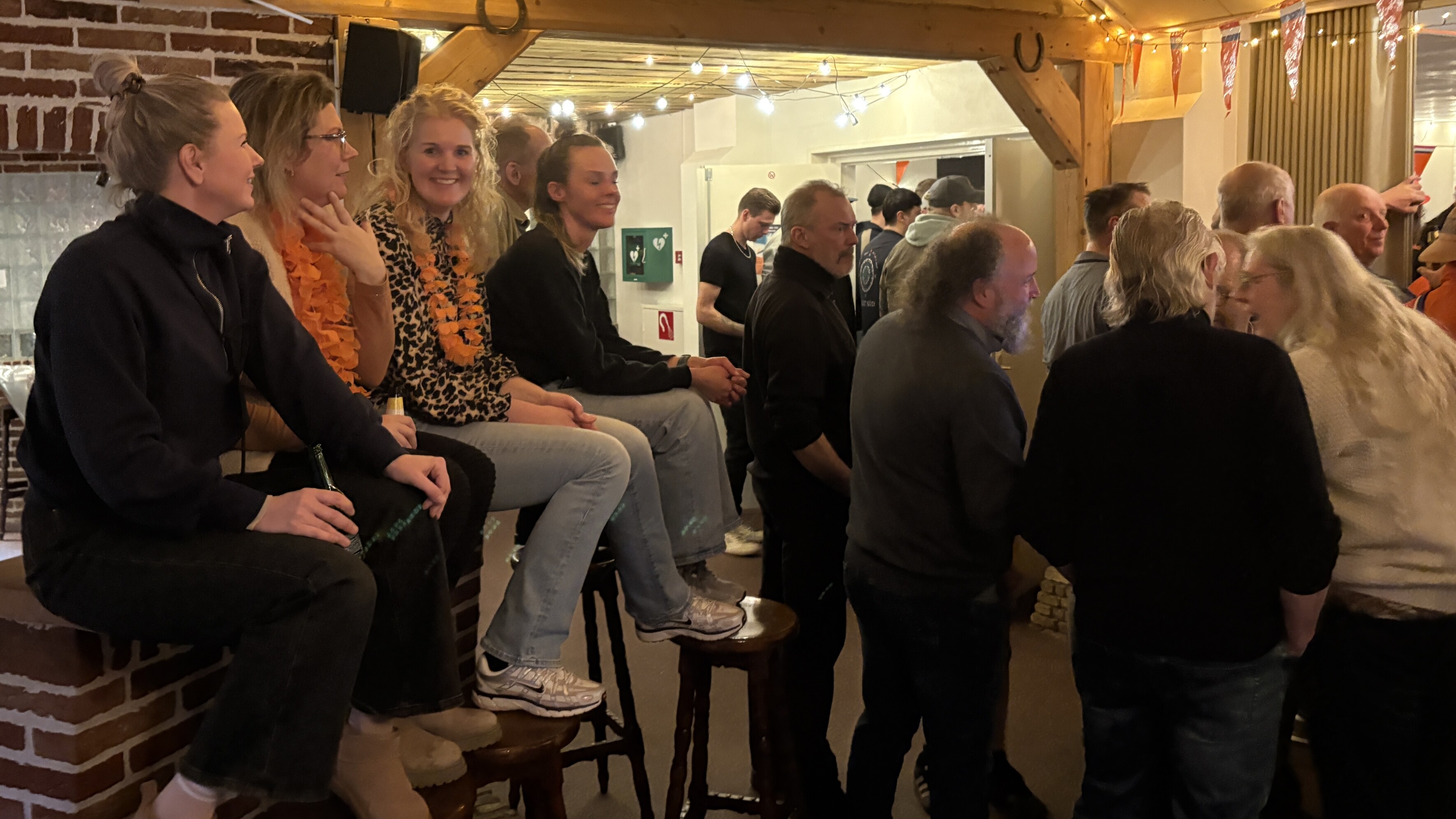 Efteryn de seal sitte minsken op de bar om in glimp op te fangen fan de race