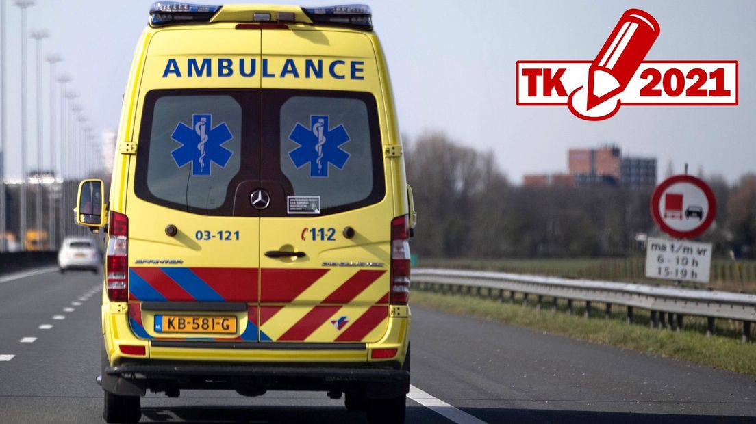 Een ambulance is op de A28 onderweg naar een ziekenhuis in Groningen