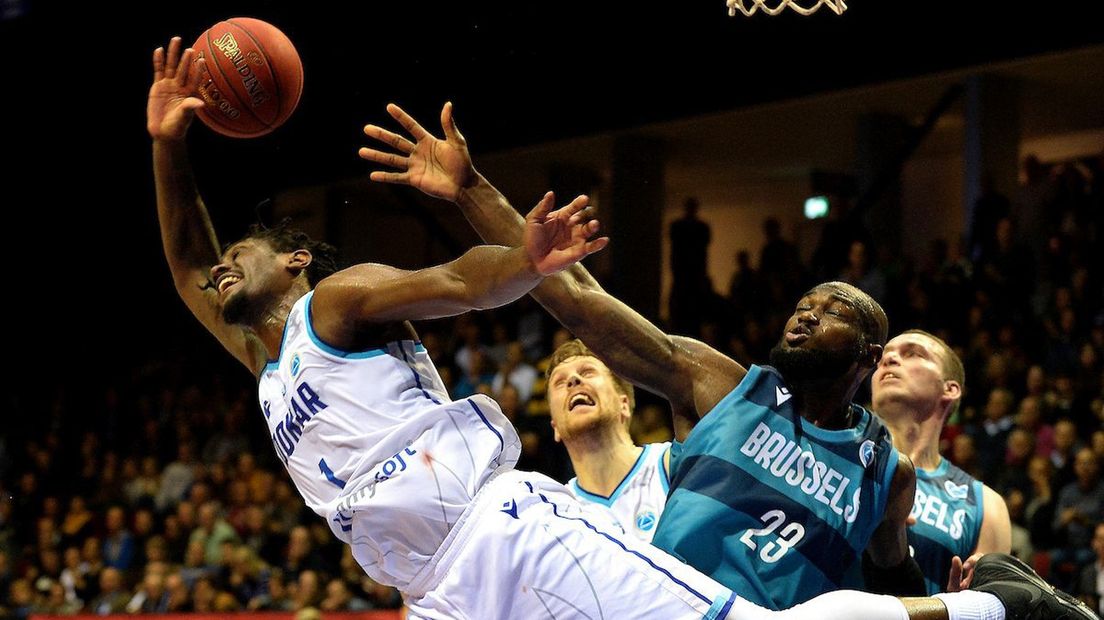 Donte Thomas doet er namens Donar alles aan om in balbezit te blijven