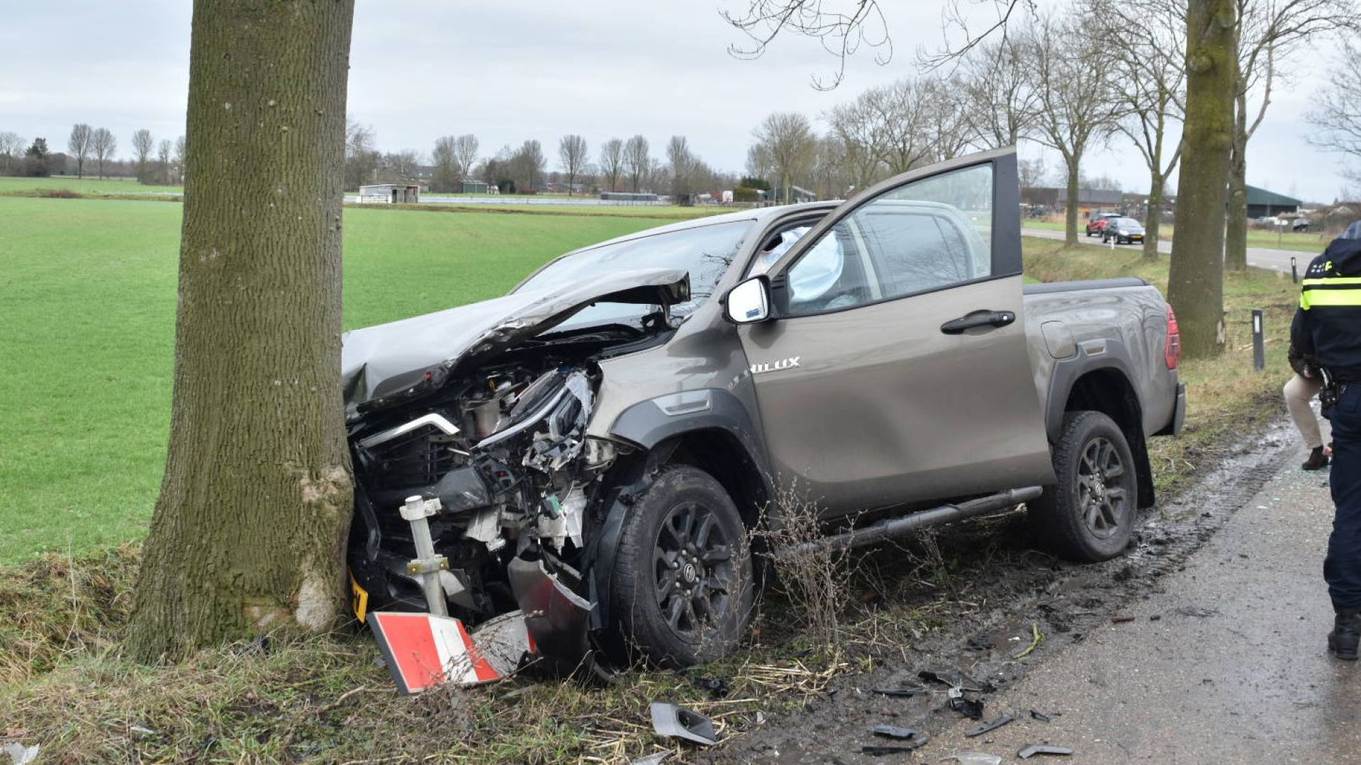 Foto: Invallen om drugs • veel schade na aanrijding