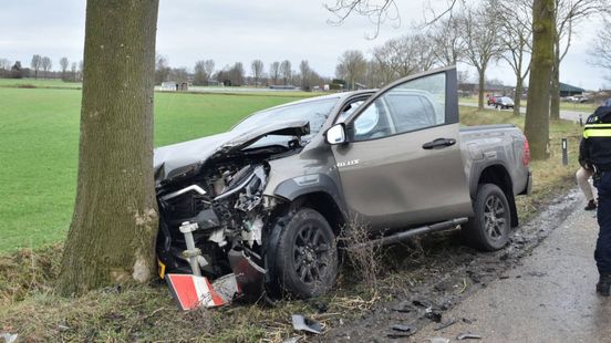 Foto: Invallen om drugs • veel schade na aanrijding