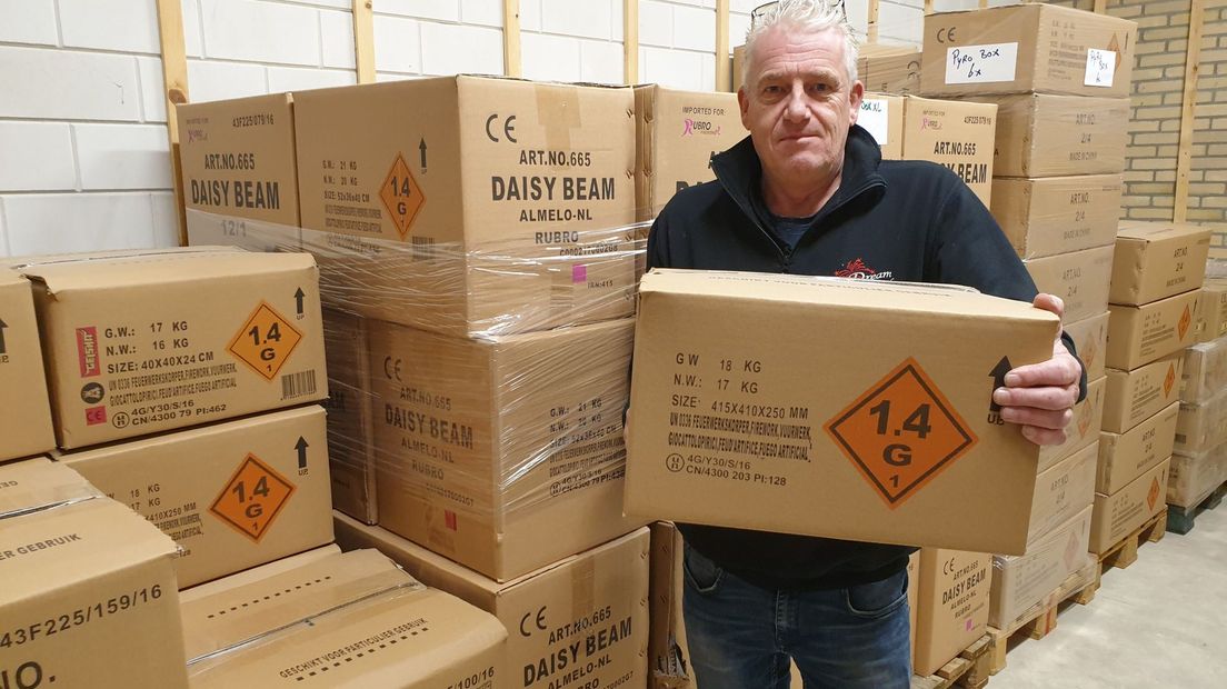 Ook vuurwerkverkoper Frits Pen weet niet of hij z'n partij dit jaar kan verkopen