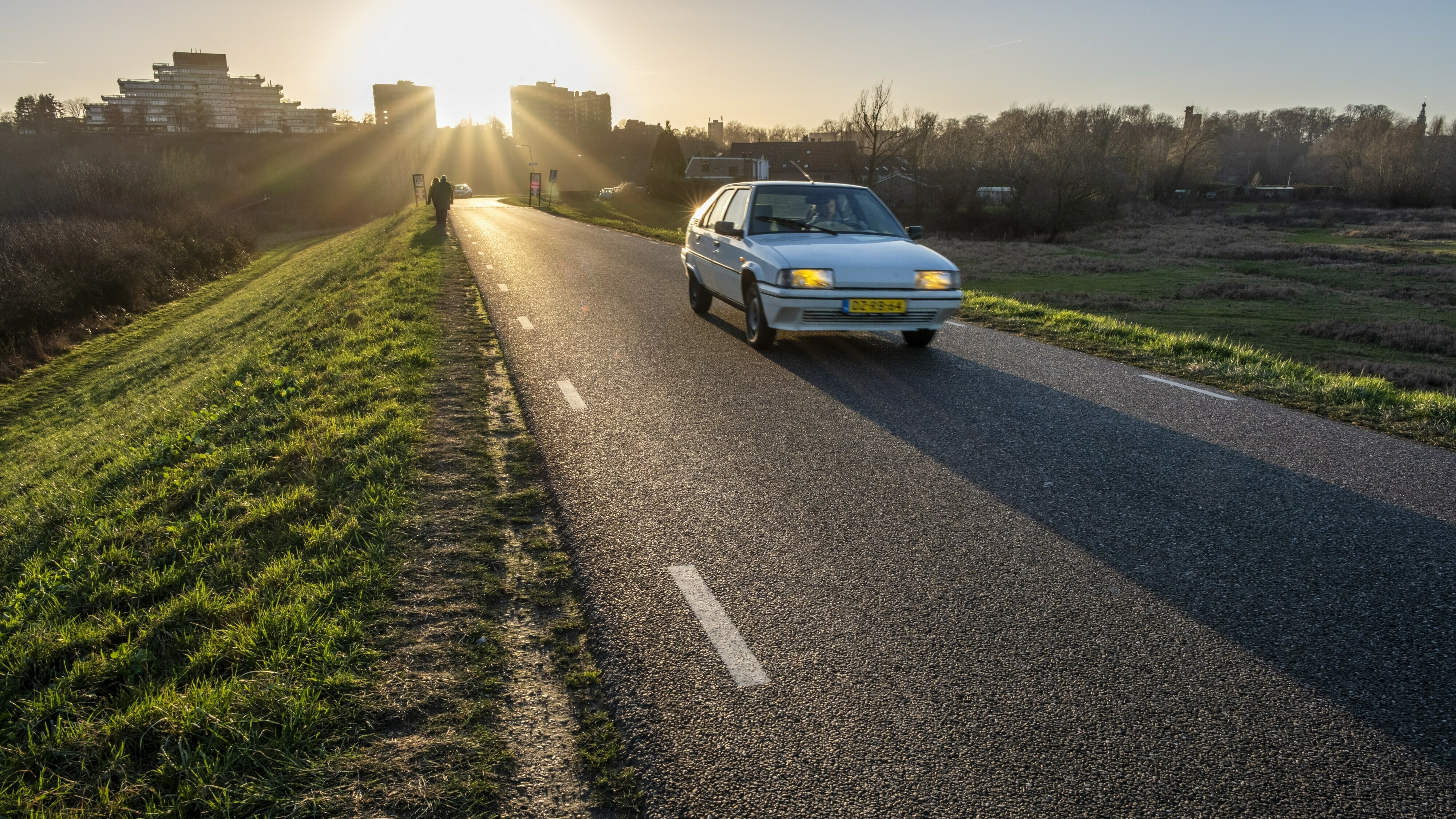 De zon zorgt voor vertier, maar kan lastig zijn in de auto: dit zijn de gouden tips achter het stuur