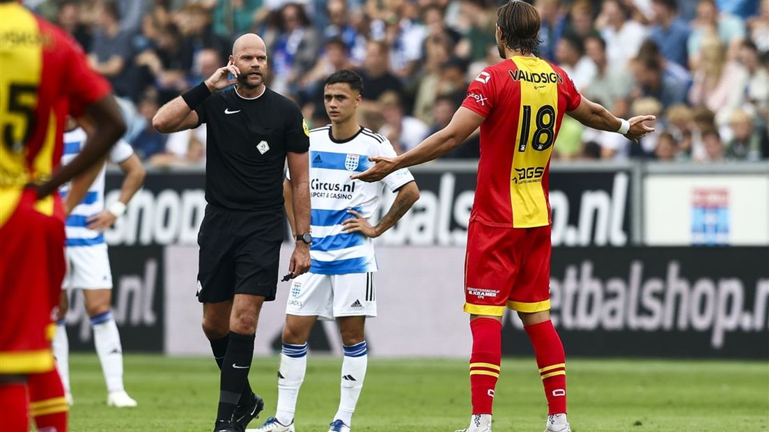 Scheidsrechter Rob Dieperink keurt na inmenging van de VAR de treffer van Willum Willumsson af