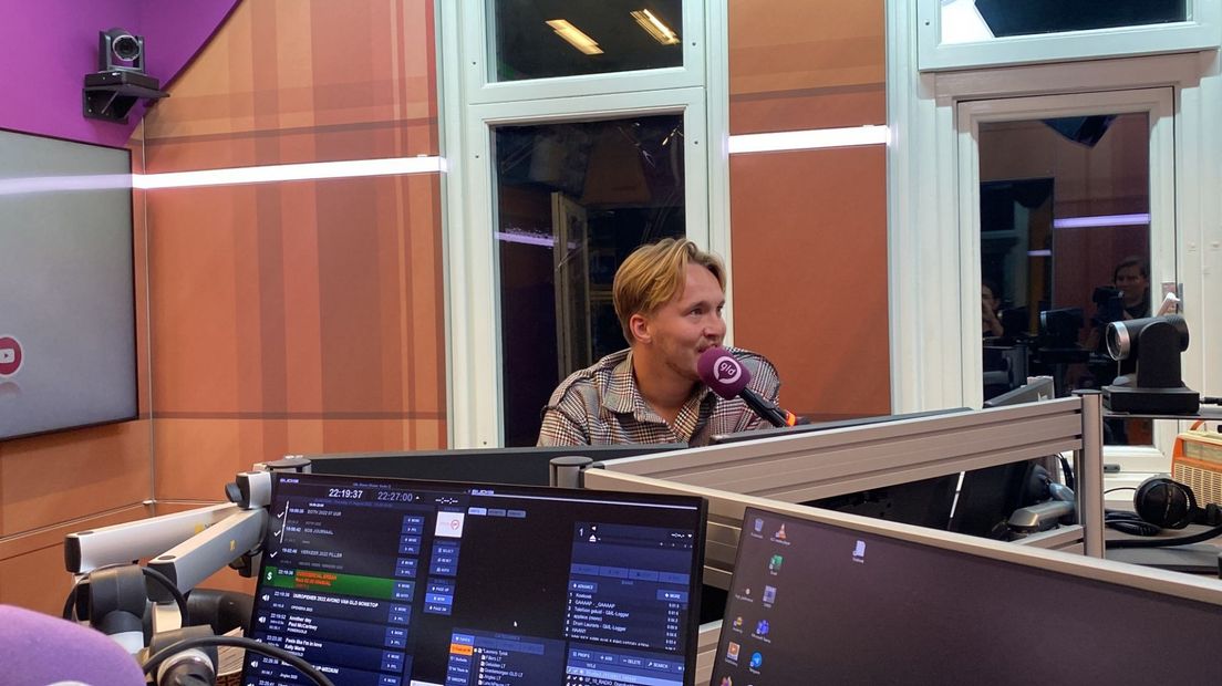 Snelle 's avonds laat in de studio tijdens zijn recordpoging.