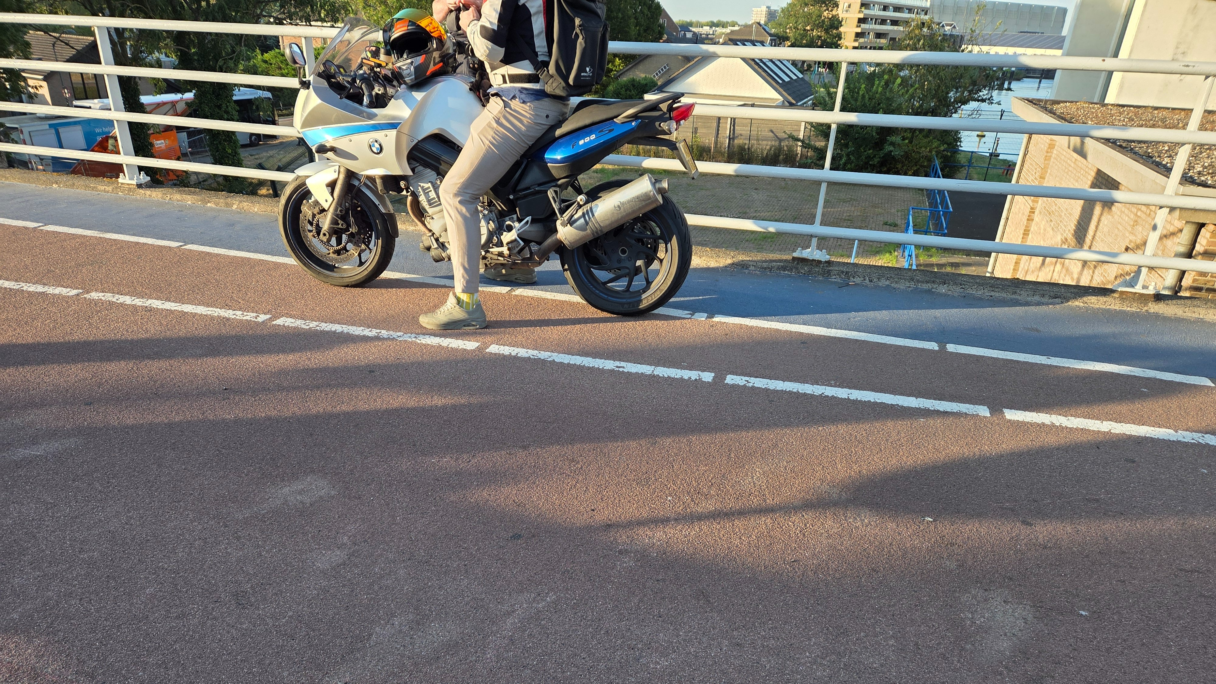 Een motorrijder heeft zojuist een bekeuring van 190 euro gekregen.