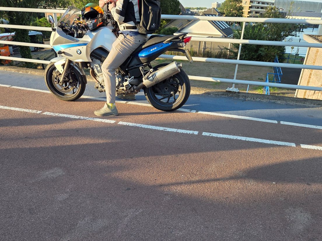 Een motorrijder heeft zojuist een bekeuring van 190 euro gekregen.
