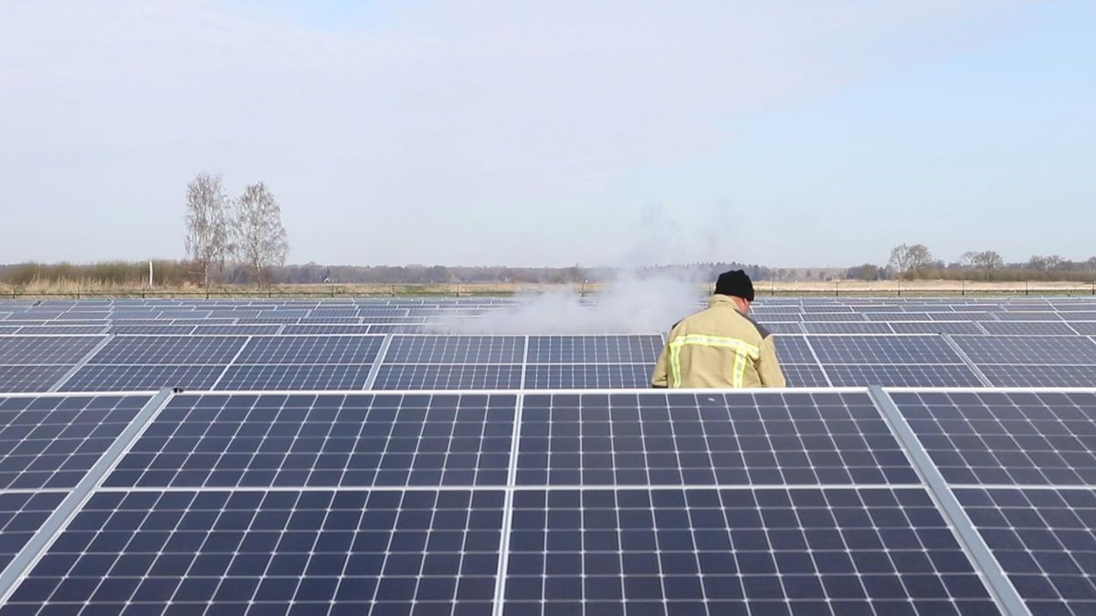 Brandweer rukt uit voor ondergrondse brand bij zonnepark Buinerveen