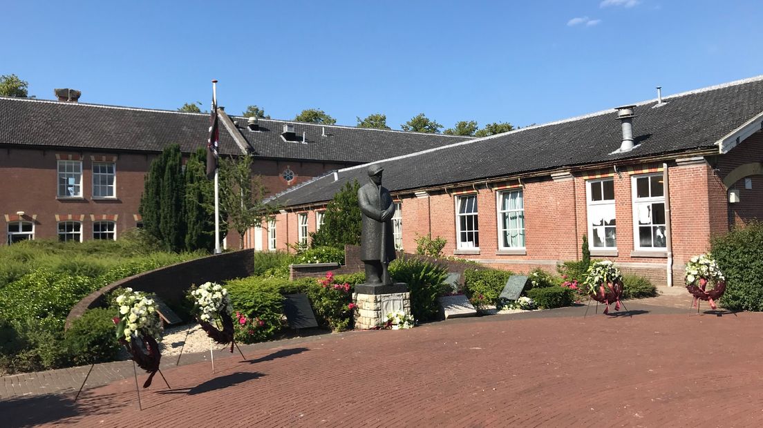 Militairen legden kransen bij het monument van de stoottroepen (Rechten: RTV Drenthe/Jeroen Kelderman)