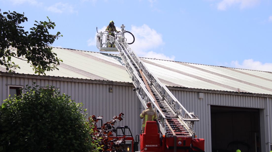 Brand in schadeherstelbedrijf in Vrouwenpolder