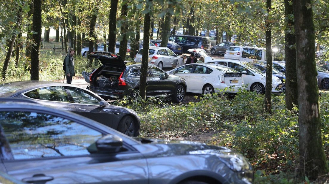 Drukte in oktober 2021 op de parkeerplaats bij Lage Vuursche