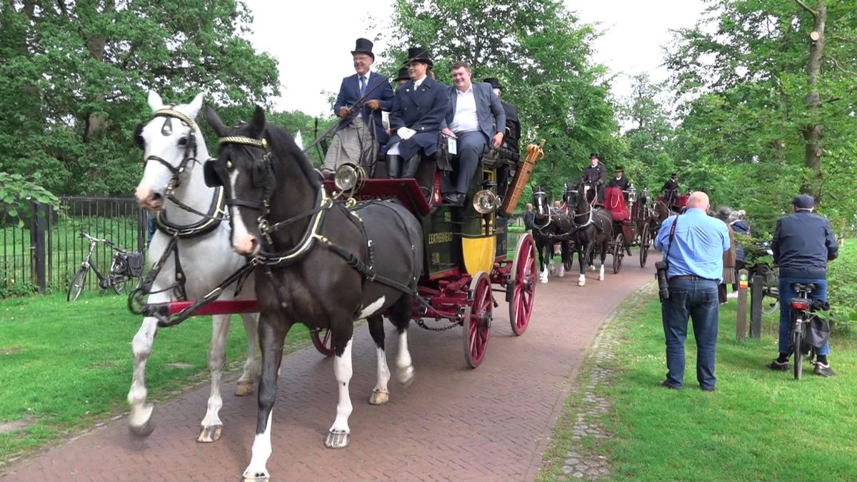 Historische koetsen trekken veel bekijks in Leek en omgeving