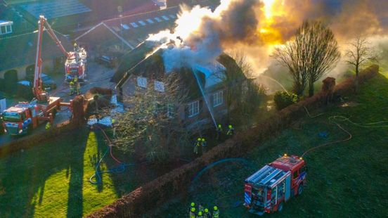 Huis in lichterlaaie, enorme rookwolken