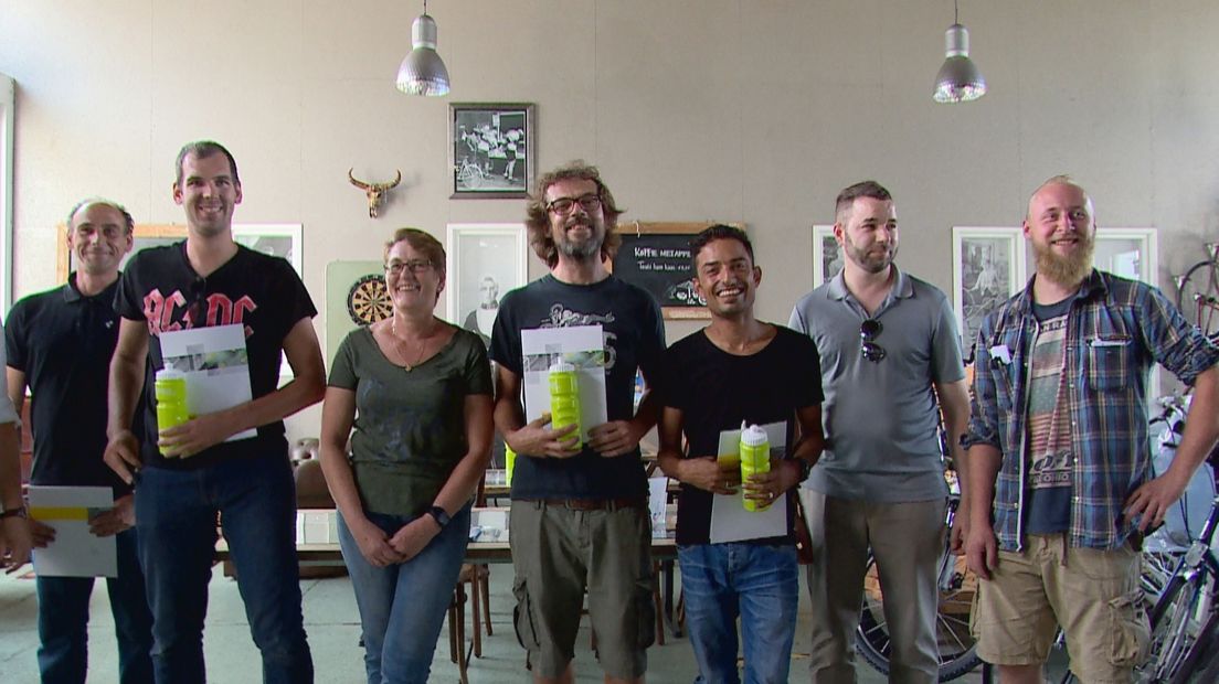 De fietsenmakers met hun diploma's.