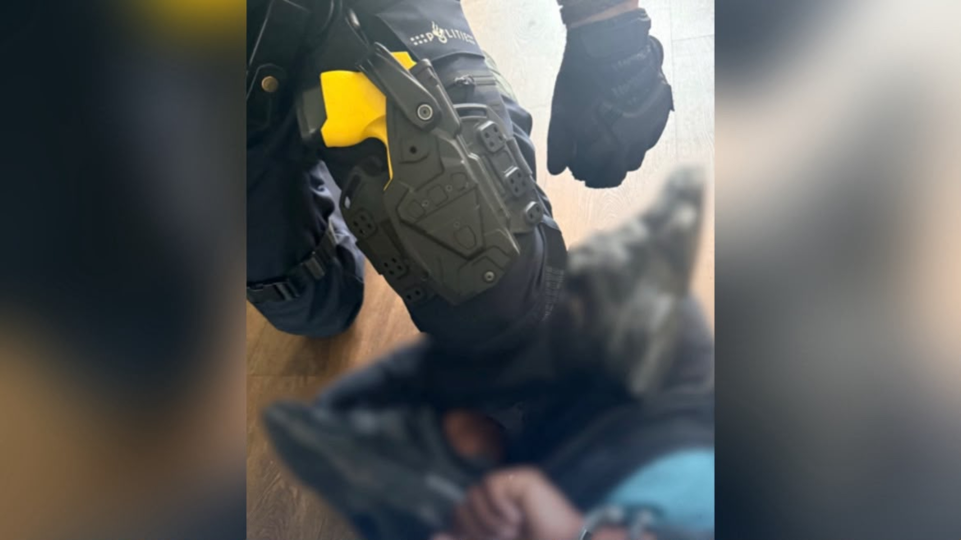 De politie raakte gewond tijdens de aanhouding van twee personen.