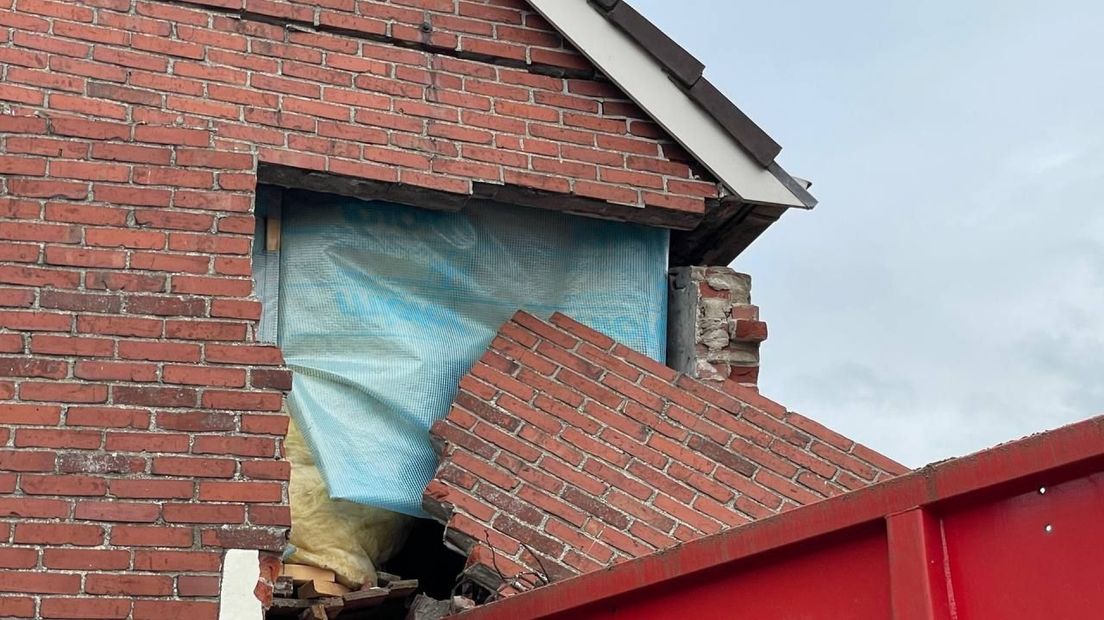 De hele voorgevel en een deel van de zijgevel zijn vernield