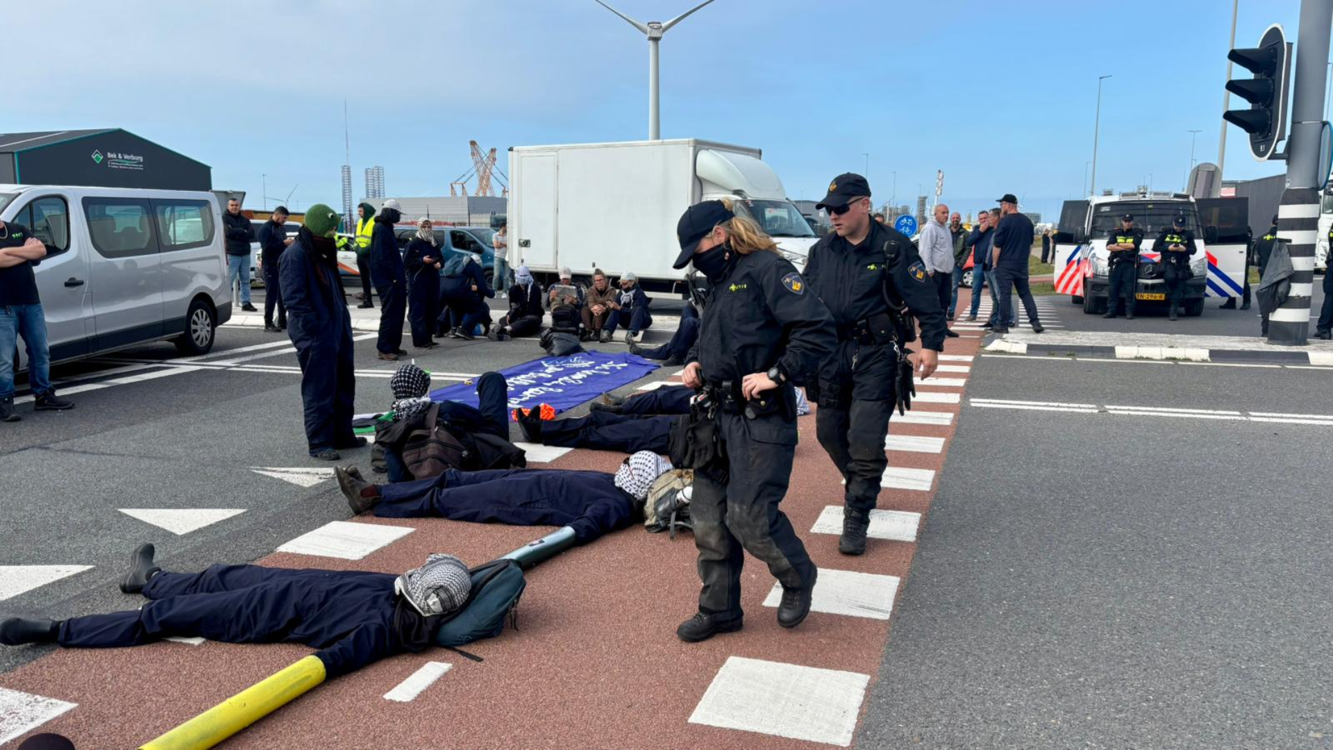 Demonstranten blokkeren de Amoerweg en Europaweg.
