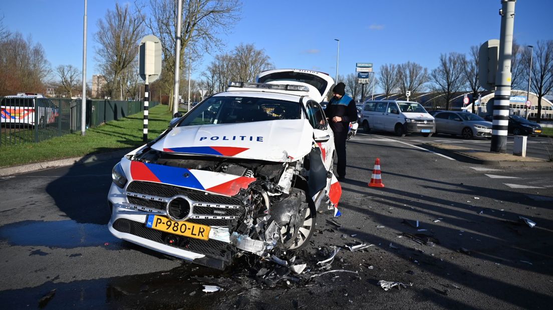 Politiewagen krijgt ongeval met trolleybus bij GelreDome Arnhem.