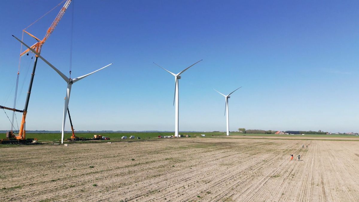 Zo worden de windmolens van Herkingen afgebroken