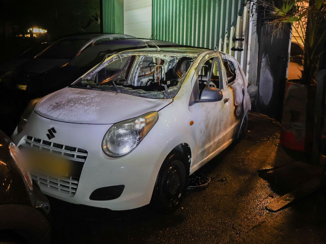 Een auto en het pand raakten beschadigd door de explosie en brand.