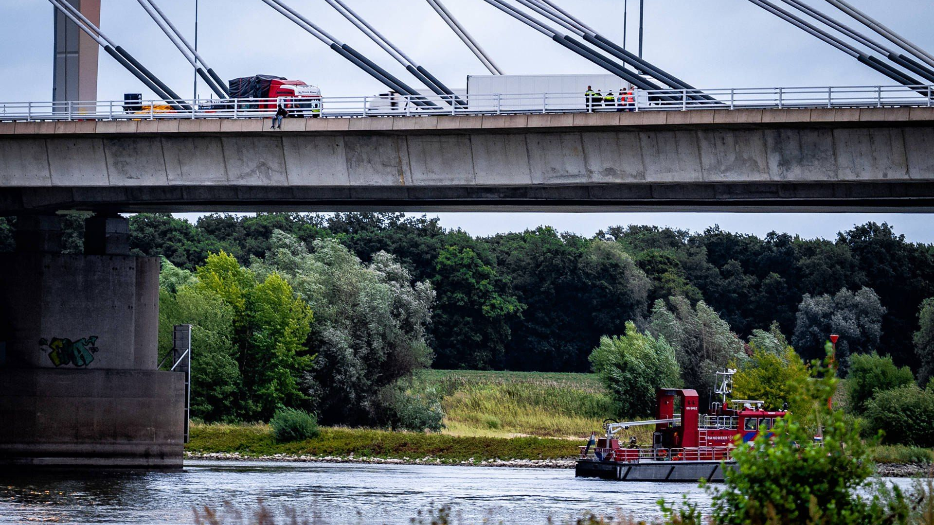 Man van brug bij Ewijk gehaald, A50 weer vrij