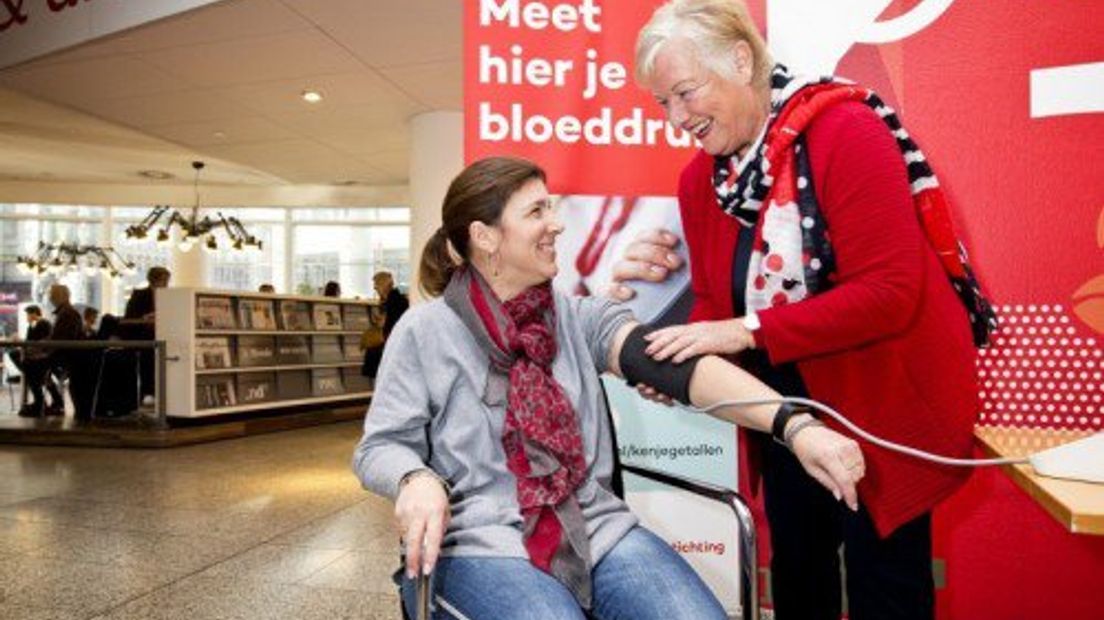 Bezoekers van de Openbare Bibliotheek Den Haag kunnen gratis hun bloeddruk laten meten. Bron: Guus Schoonewille/Hartstichting