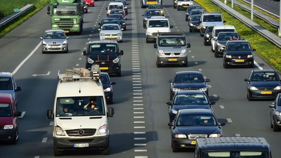 Vijftien kilometer file na ongeluk op A50. Vijftien kilometer file na ongeluk op A50.