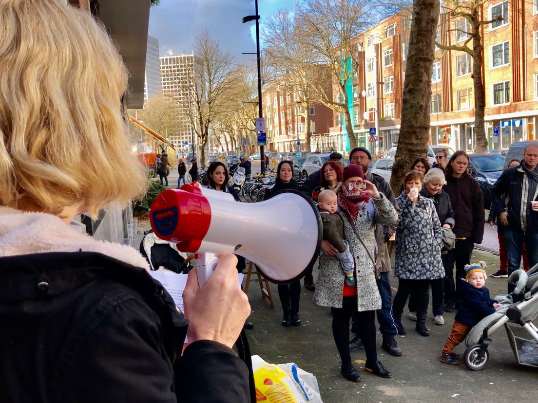 Leonie Verhoeven spreekt de boze mede-demonstranten toe