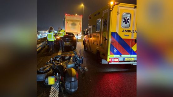 Files op meerdere snelwegen door ongelukken; ruim een uur vertraging. Files op meerdere snelwegen door ongelukken; ruim een uur vertraging.