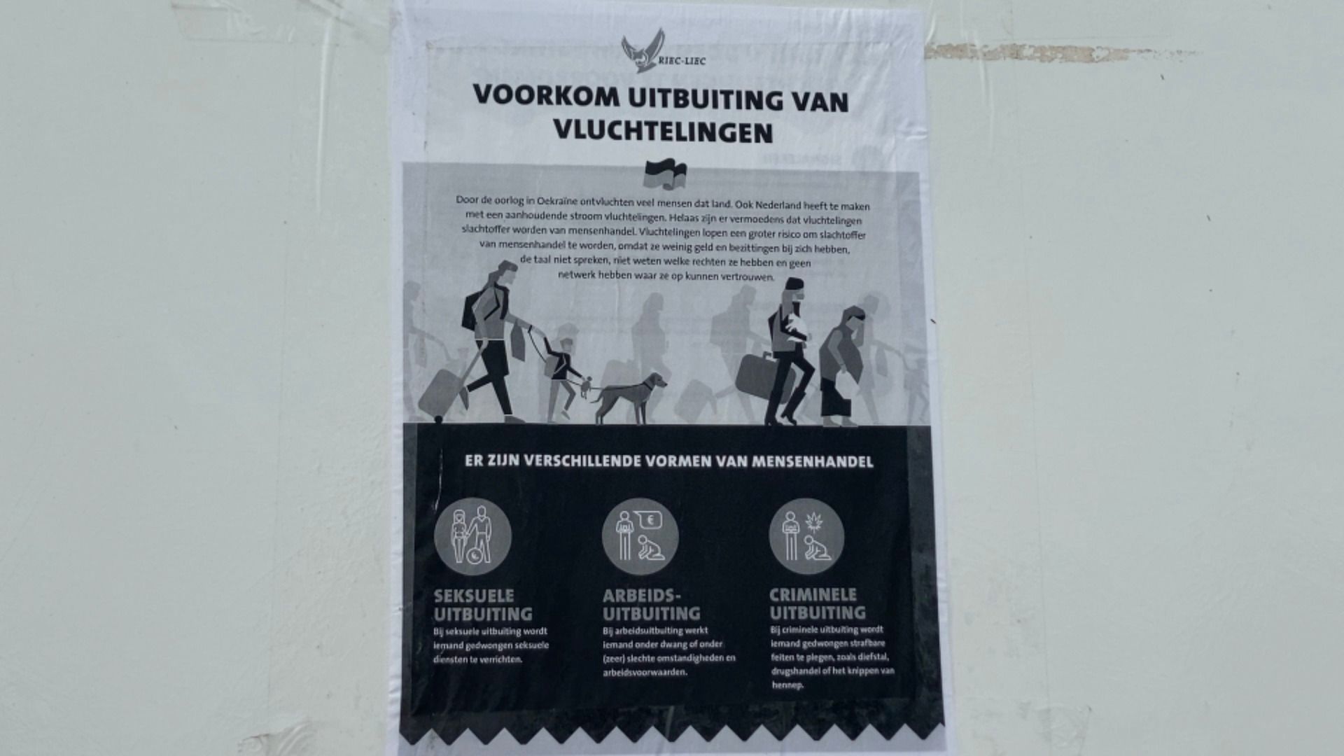 Met een poster wordt gewaarschuwd voor het uitbuiten van vluchtelingen