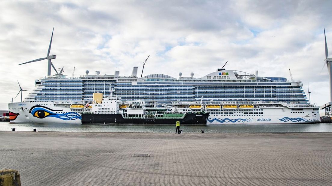 Het cruiseschip AIDAnova in de Eemshaven