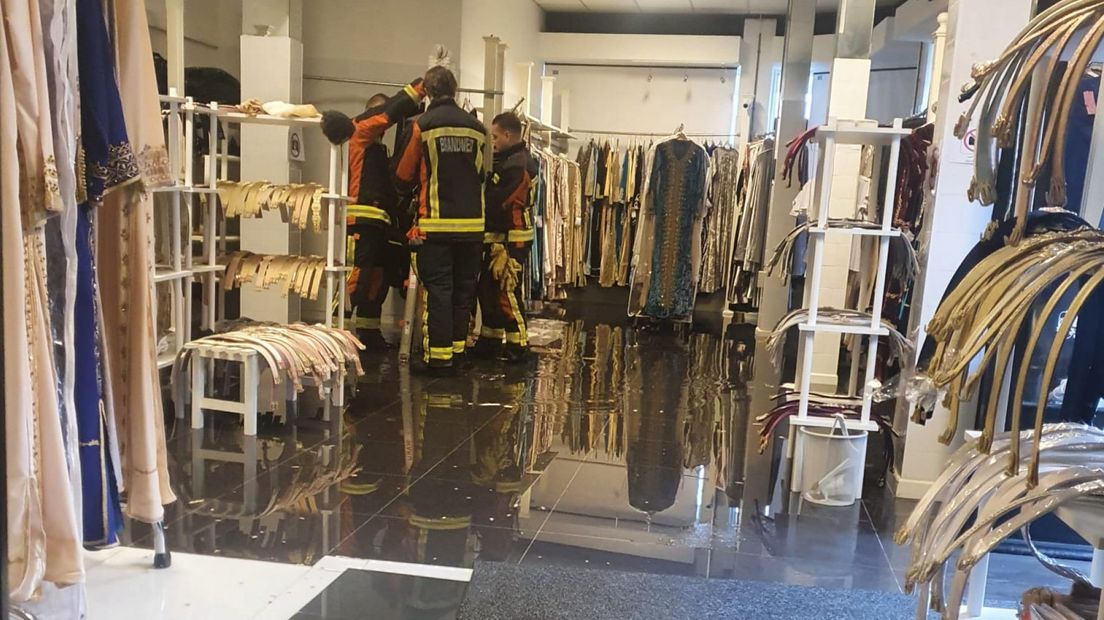 Waterschade in een winkel in de wijk Korte Akkeren