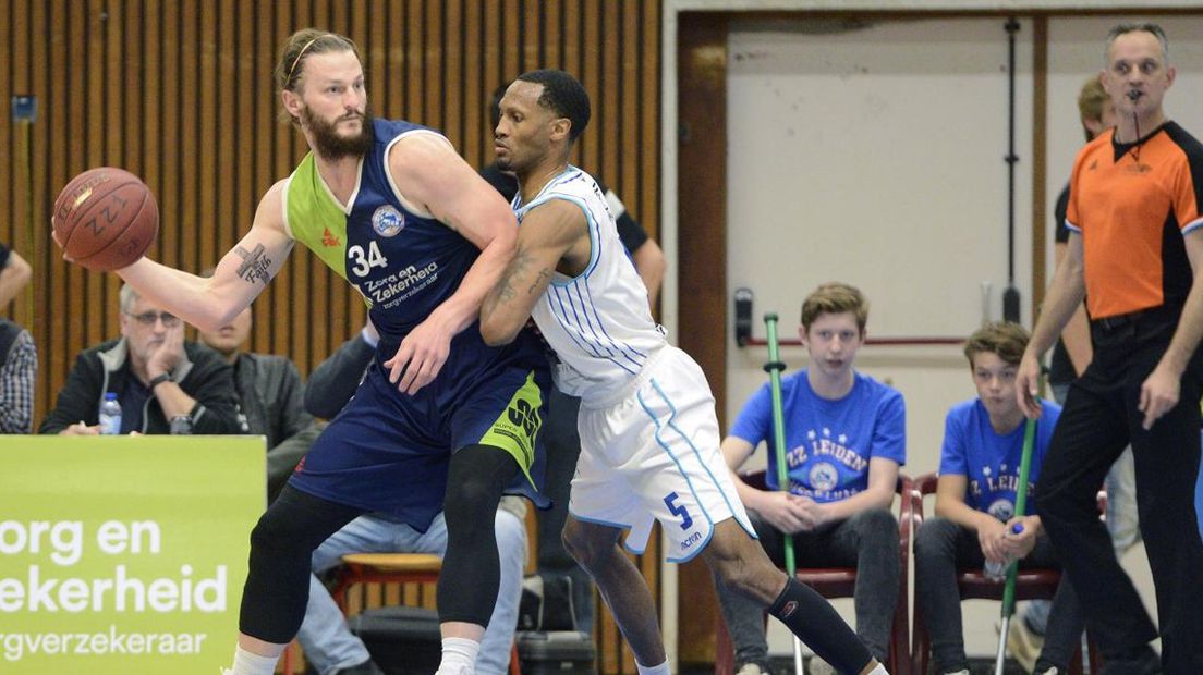 Clayton Vette van ZZ Leiden in duel met Donar-speler Teddy Gipson.