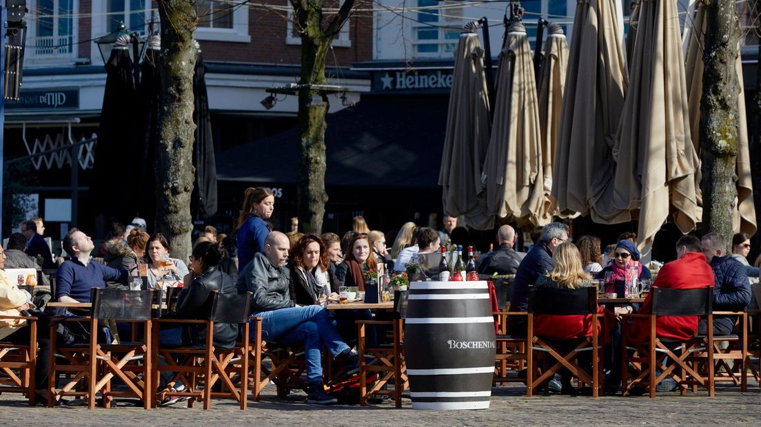 Volle terrassen voor de coronacrisis | Archief