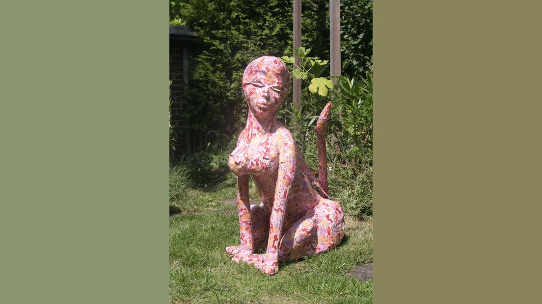 De sfinx is geprepareerd en kan daarom als papieren beeld toch in de tuin buiten staan.