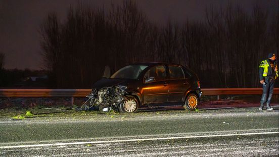 Automobilist slipt door gladheid en raakt gewond