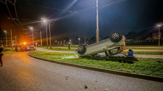 Afval in brand gestoken • auto over de kop
