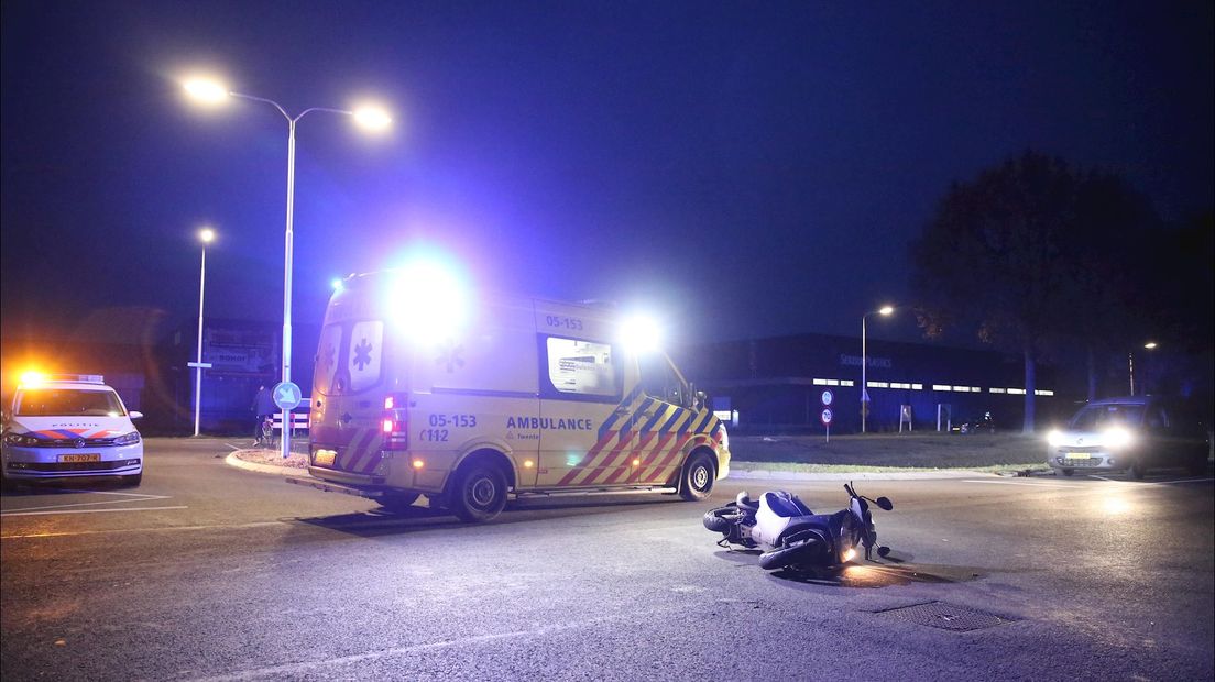 Scooterrijder naar ziekenhuis na botsing met auto in Almelo