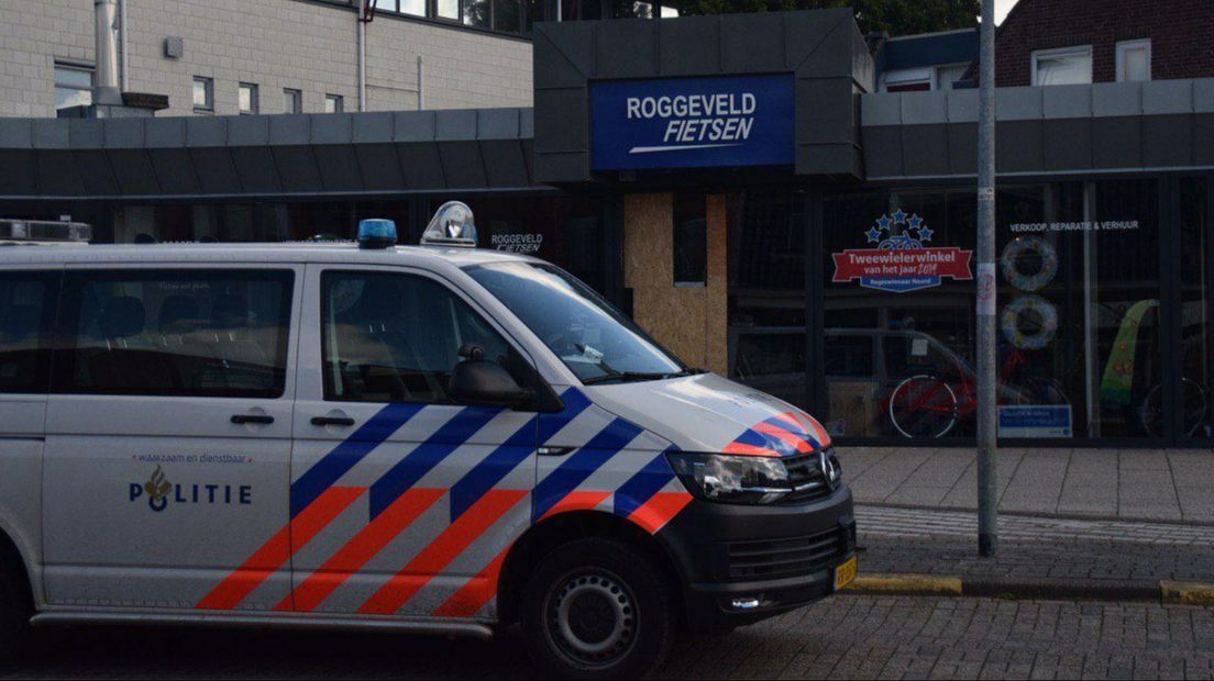 Politie bij het pand waar de snelkraak werd gepleegd