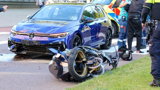 Motorrijder gewond na botsing; automobilist opgepakt. Motorrijder gewond na botsing; automobilist opgepakt.