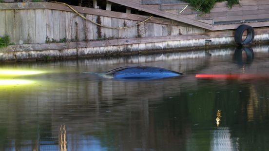 Auto raakt van de weg en gaat kopje onder Nieuws