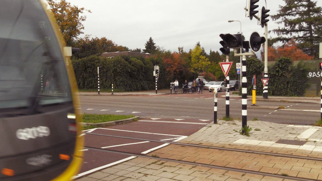 De nieuwe fietsroute slaat bij de tramovergang de Cicerolaan in.