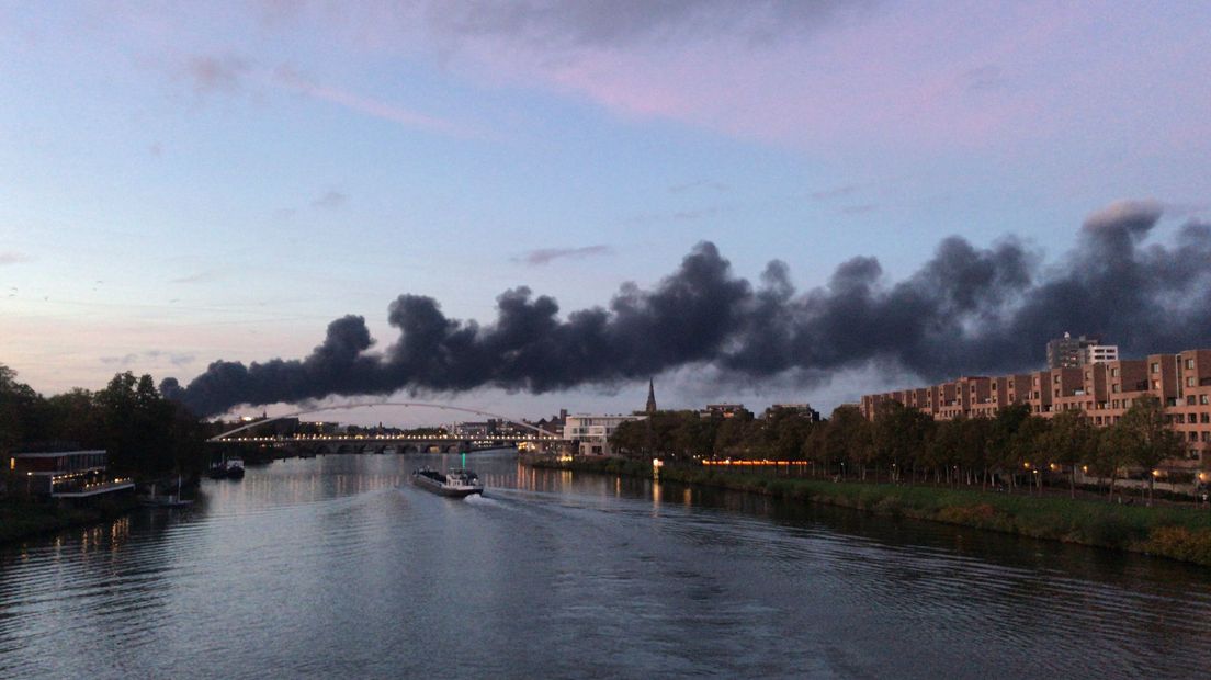 De zwarte rookwolk trekt vanuit Lanaken over Maastricht