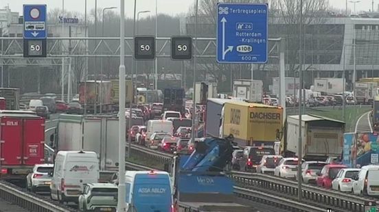Ongeluk met meerdere auto's zorgt in avondspits voor vertraging rond Rotterdam
